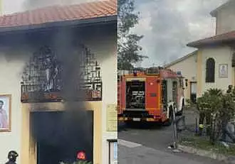 Incendiu de proportii la o biserica romaneasca din Italia. Din nefericire, echipajele de pompieri nu au mai putut salva nimic / FOTO