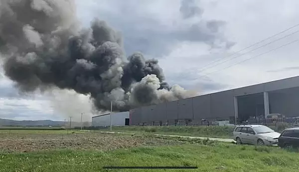 Incendiu de proportii la o fabrica de hartie din Dej. Interventie dificila a pompierilor