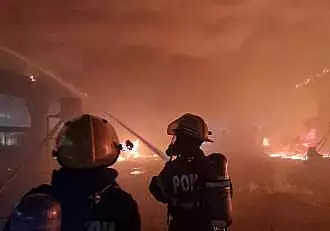 Incendiu de proportii la o hala de productie a polistirenului, in Dambovita. S-a emis avertizare RO-ALERT, deoarece se degaja fum toxic / FOTO