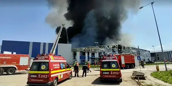 Incendiu de proportii la o hala din Dej, exista pericol de prabusire. Pompierii intervin de urgenta