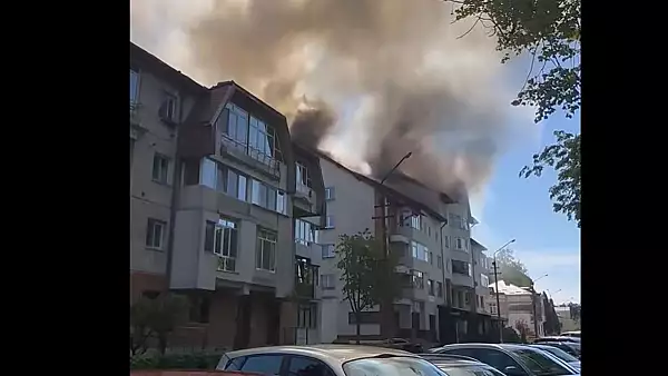 Incendiu devastator intr-un bloc de locuinte din Radauti. Acoperisul arde ca o torta  VIDEO