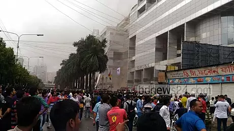 Incendiu DEVASTATOR intr-un mall din Bangladesh: sute de persoane, evacuate - VIDEO