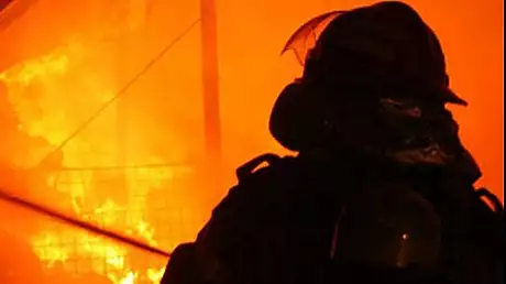 Incendiu devastator la Oltchim Ramnicu Valcea. Un depozit de substante periculoase a luat foc