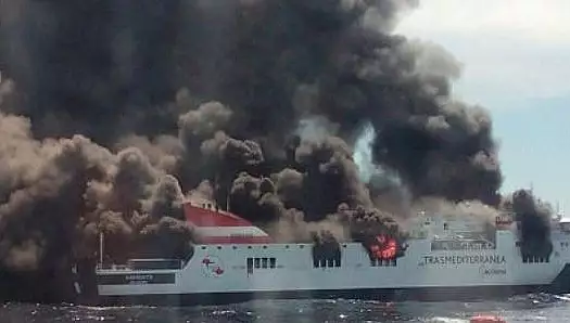 Incendiu DEVASTATOR pe un feribot plin cu pasageri. Cel putin 30 de MORTI si mai multi RANITI, in Bangladesh 