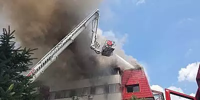Incendiu in apropierea Capitalei: mansarda unui bloc din Popesti-Leordeni, cuprinsa de flacari. A fost emis un mesaj Ro-Alert FOTO, VIDEO