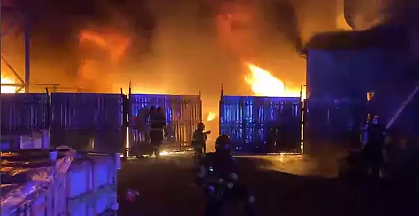 Incendiu in curtea unui mall din Cluj-Napoca. Pompierii intervin, clientii au fost evacuati de urgenta