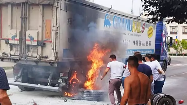 Incendiu in fata Primariei Barlad: Cauciucurile unui TIR au luat foc