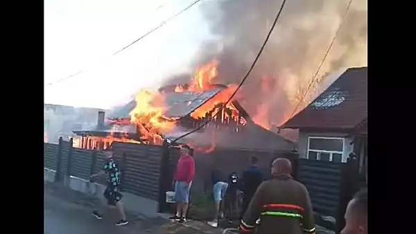 Incendiu intr-o localitate din Suceava. Mai multe gospodarii au luat foc VIDEO