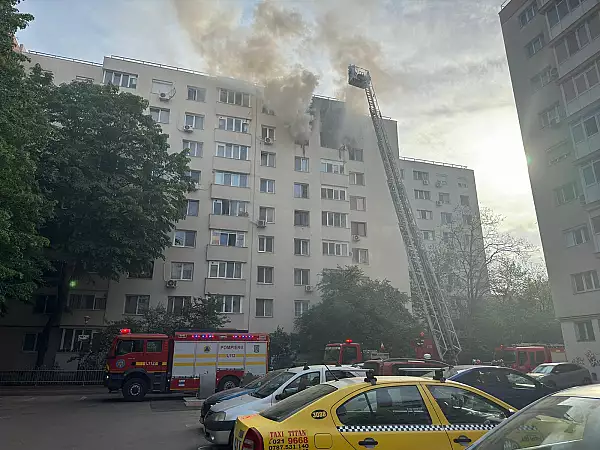 Incendiu intr-un bloc din Bucuresti. Doua persoane au decedat, altele primesc ingrijiri medicale