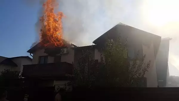Incendiu intr-un complex de locuinte din apropiere de Bucuresti, au fost trimise 15 autospeciale ale pompierilor