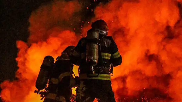 Incendiu la etajul 10 al unui bloc din Bucuresti - Un barbat a murit