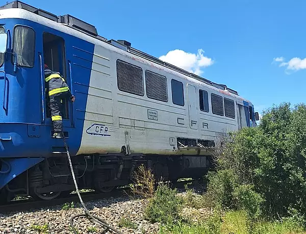 Incendiu la locomotiva Trenului Oradea-Mangalia. 120 de calatori au fost evacuati de pompieri, sunt degajari mari de fum