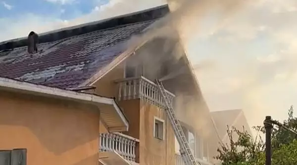 Incendiu la o casa lovita de un traznet puternic, in Baia Mare 