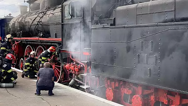 Incendiu la trenul regal: locomotiva cu aburi, mistuita de flacari, in gara din Brasov - VIDEO