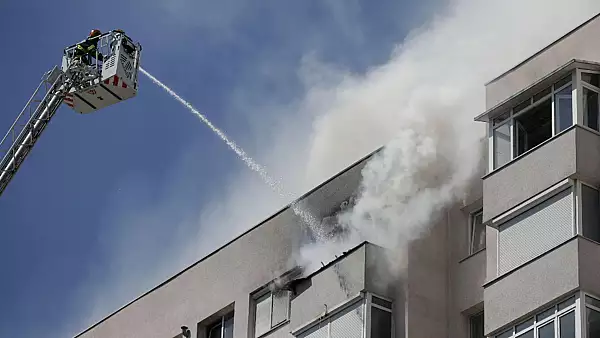 Incendiu la un bloc de locuinte din Neamt: A aruncat tigara la intamplare si a luat foc balconul