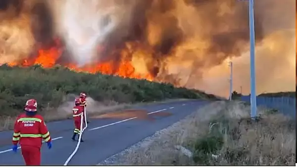 INCENDIU Maramures. Peste 300 de pompieri si doua aeronave Spartan de la MApN intervin pentru stingerea focului. Traficul pe DN 1, oprit complet