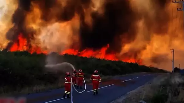 INCENDIU masiv in judetul Maramures! Pompierii din mai multe judete se lupta cu flacarile: 7 case, cuprinse de foc; 90 de persoane evacuate