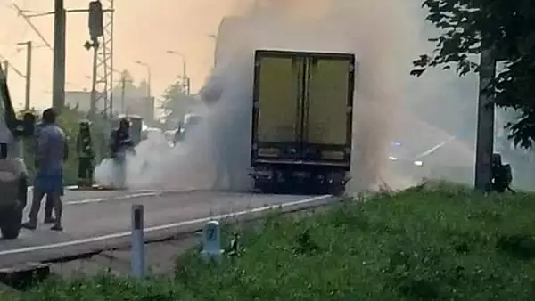 Incendiu pe DN 1: Un TIR incarcat cu bauturi racoritoare a luat foc