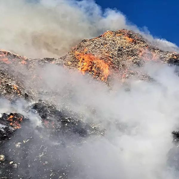 Incendiu pe platforma Oltchim: ard deseuri de mase plastice de 24 de ore. A fost emis RO-Alert