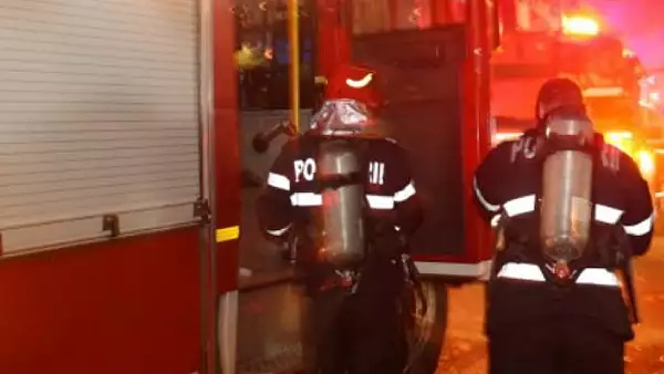 Incendiu pe strada Garii din Focsani. Trei echipaje de pompieri trimise la interventie