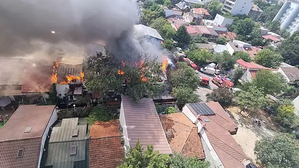 Incendiu puternic in cartierul Colentina din Bucuresti. Ard mai multe case, pompierii intervin cu 12 autospeciale