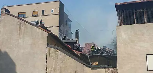 Incendiu puternic in centrul Capitalei, dupa ce acoperisul Casei Nenitescu a luat foc. 200 de elevi de la scoala din vecinatate au fost evacuati FOTO