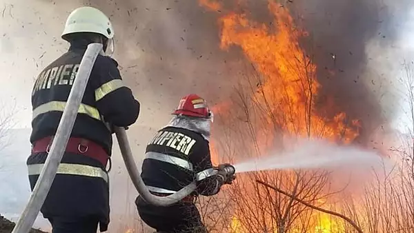 Incendiu puternic in Romania! Alerta la un spital de psihiatrie dupa ce acoperisul a luat foc - VIDEO