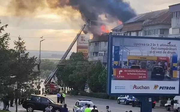 Incendiu puternic in Slatina. Acoperisul unui bloc a luat foc, mai multe persoane au fost evacuate. Cum a izbucnit VIDEO UPDATE