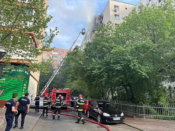 Incendiu puternic intr-un bloc din Bucuresti. Doua persoane au murit VIDEO