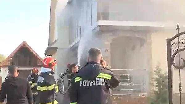 Incendiu puternic la o casa din localitatea devastata de inundatii