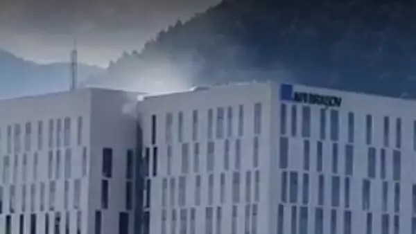 Incendiu PUTERNIC la o cladire de birouri din Brasov. Mobilizare de URGENTA a pompierilor