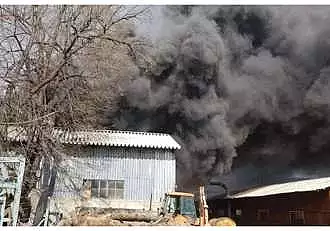 Incendiu puternic la o fabrica din Bacau. Pompierii au intervenit de urgenta / FOTO