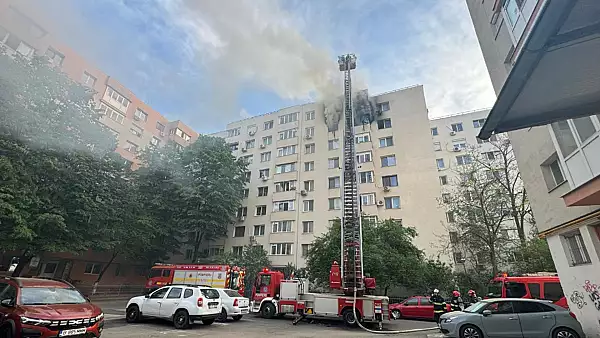 Incendiu puternic la un bloc din Capitala: O persoana a murit