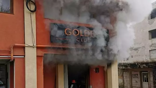 Incendiu puternic la un cazinou din Cugir. Evacuare de urgenta, o persoana ranita