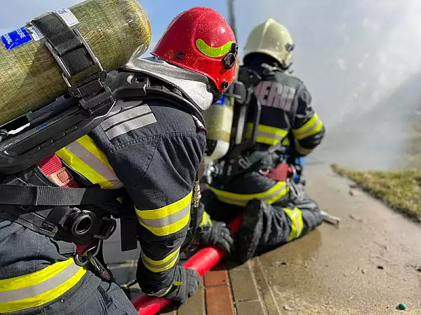 Incendiu puternic la un hotel-restaurant din judetul Brasov