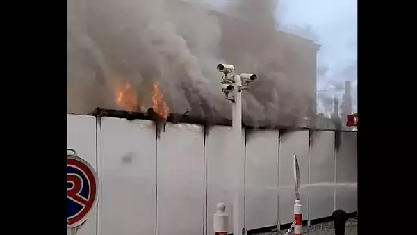 Incendiu puternic langa o benzinarie, in Capitala! Pericol de EXPLOZIE! Video