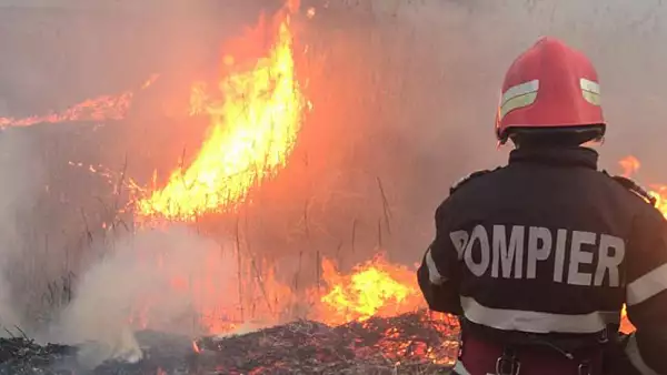 Incendiu puternic - Un bloc intreg, in flacari - 50 de persoane evacuate