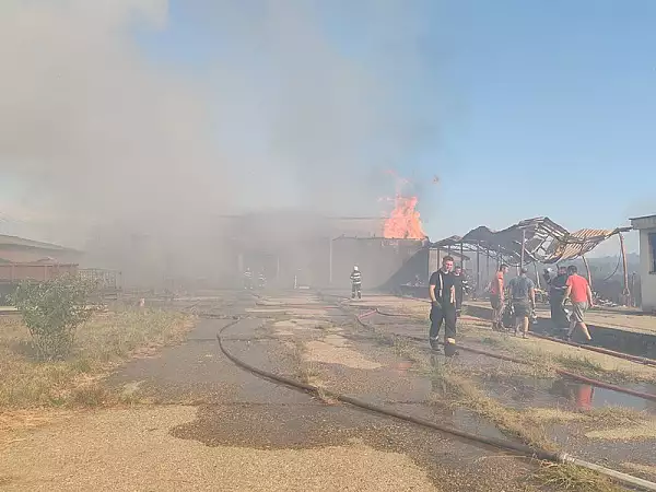 Incendiu scapat de sub control in Maramures. Flacarile au ajuns pana la casele oamenilor