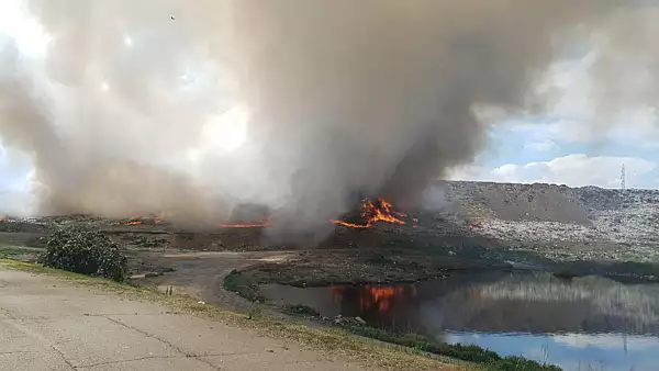 Incendiu urias la groapa de gunoi de la Tirighina, Galati. A fost emis un mesaj RO-Alert - VIDEO