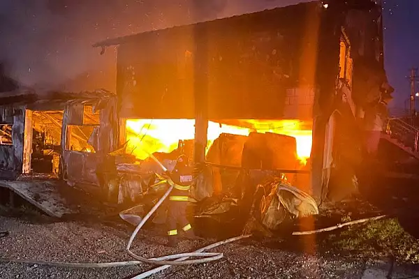 Incendiu violent in Botosani. Pompierii incearca sa stinga focul de peste 10 ore