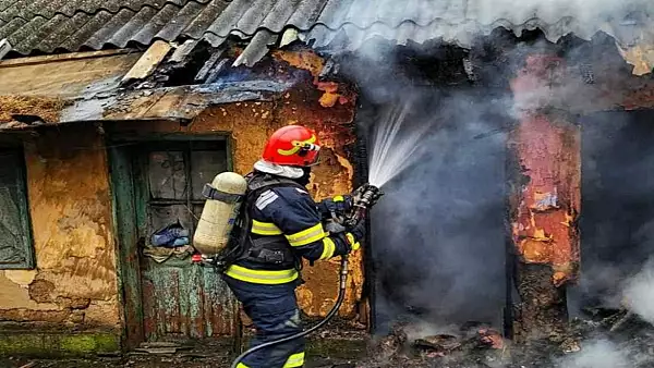 Incendiu VIOLENT in Prahova! Un barbat carbonizat, descoperit in propria casa - Concluzia pompierilor