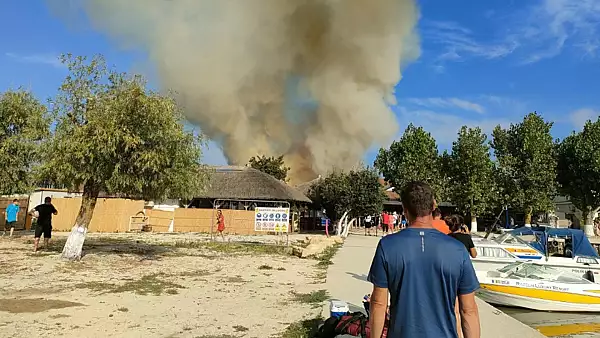 Incendiu violent in satul de vacanta Gura Portitei, din Delta - VIDEO