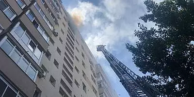 Incendiu violent intr-un bloc din Giurgiu. Locatarii au fost evacuati, iar trei copii si un varstnic au ajuns la spital