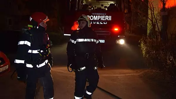 Incendiu violent intr-un bloc Timisoara: un om a MURIT, alti doi au fost intoxicati cu fum - Zeci de persoane, inclusiv copii, EVACUATE