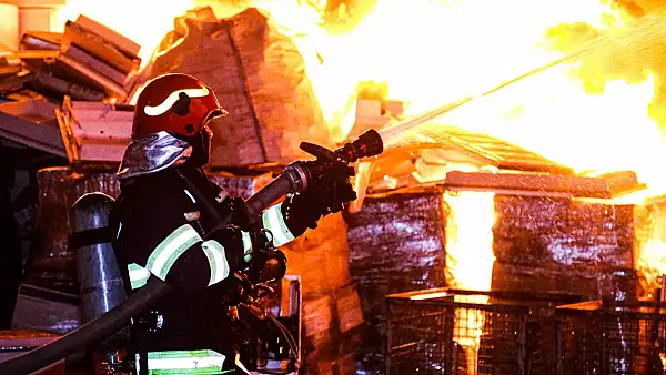 Incendiu violent la o casa din Tulcea! O femeie a murit