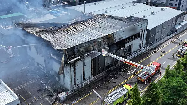 Incendiu violent la o fabrica de baterii de litiu in Coreea de Sud: 20 de corpuri umane, carbonizate, iar cautarile continua