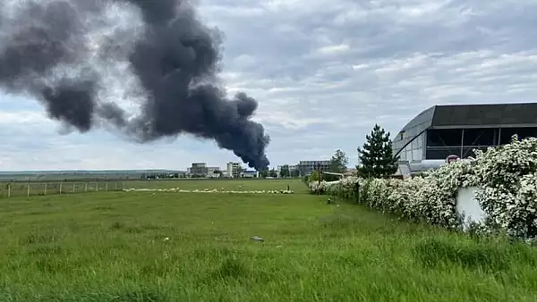 Incendiu violent pe platforma Savinesti, panica printre locuitorii. Au ars deseuri toxice - VIDEO
