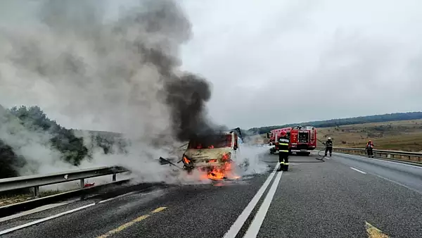 Incendiu VIOLENT pe Varianta de Ocolire Cluj Est! O autoutilitara incarcata cu mobila a fost DISTRUSA de flacari