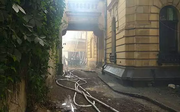 Incendiul de la Casa Nenitescu, provocat de muncitorii care lucrau la izolarea acoperisului