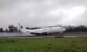 Incident aviatic pe un aeroport din Indonezia. Avionul avea la bord peste 14 mii de tone de combustibil - VIDEO